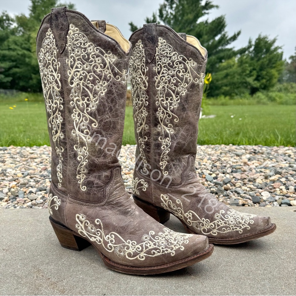 Corral Floral Embroidery Cowboy Boots size 10.5 women’s Snip Toe Heeled Boot